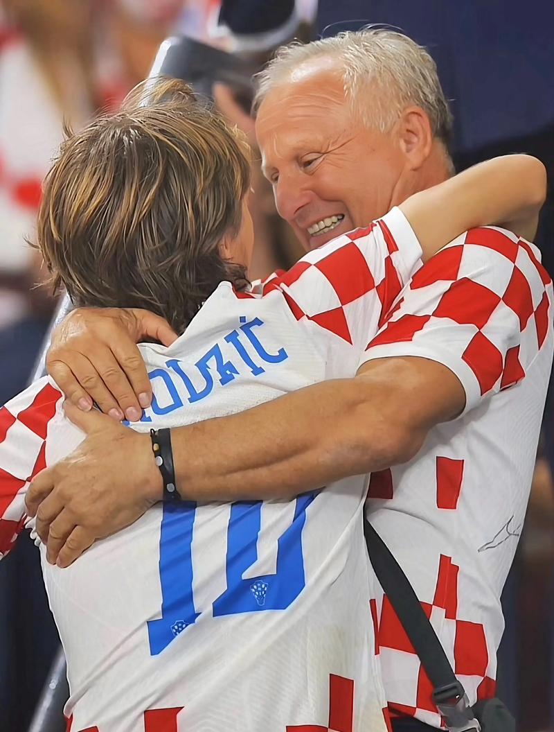 邮报：穆帅在土耳其住的酒店为奥斯曼宫殿改建，他钟爱室内泳池