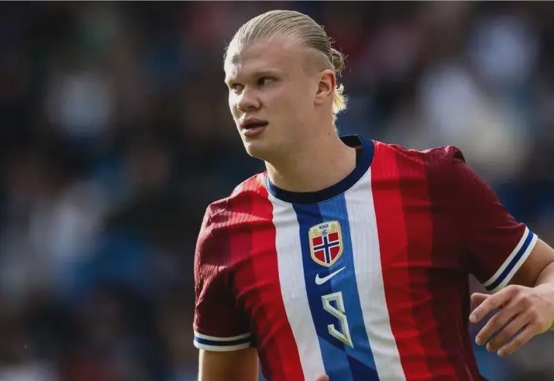 首圈，维斯塔潘起步良好抢到首位，皮亚斯特里挤进内线并过掉诺里斯上至第2，诺里斯第3。