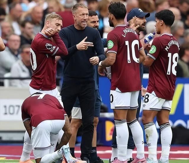 记者：谢维军在昨天的比赛中肋骨又裂了