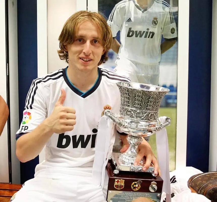 足球国足训练课发生小插曲，球员被逗笑