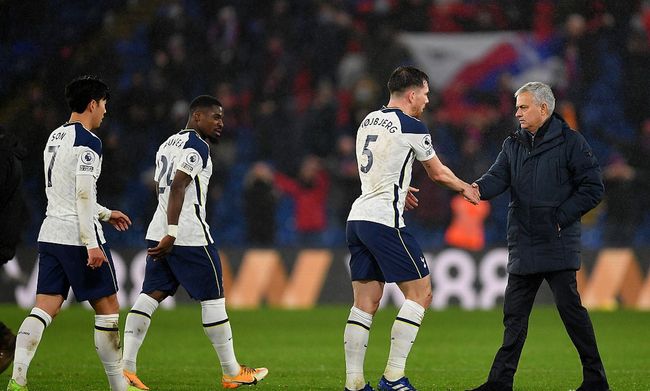 套娃，久保建英坐在涩谷的大久保建英像下握着一个小久保建英